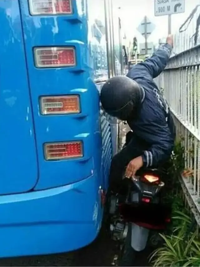 8 Momen Apes Kendaraan Terjebak di Jalan Sempit Hingga Dicor Semen Ini Kocak