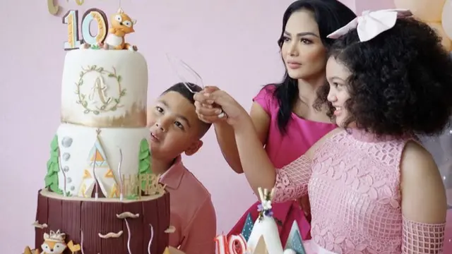 Momen Perayaan Ultah Amora Lemos yang ke-10, Tanpa Kehadiran Sang Ayah. (Sumber: Instagram/krisdayantilemos)