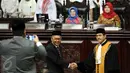 Ketua DPD RI terpilih Mohammad Saleh (kiri) bersalaman dengan Ketua Mahkamah Agung Hatta Ali setelah mengucapkan sumpah saat pelantikan Ketua DPD baru di Gedung Nusantara V Gedung Parlemen, Senayan, Jakarta, Rabu (12/10). (Liputan6.com/Johan Tallo)