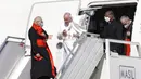 Paus Fransiskus berjalan menuruni tangga pesawat saat tiba di Bandara Internasional Baghdad, Irak, Jumat (5/3/2021). Paus Fransiskus datang ke Irak untuk mendesak umat Kristen tetap tinggal dan membantu membangun kembali Irak setelah bertahun-tahun perang. (AP Photo/Andrew Medichini)