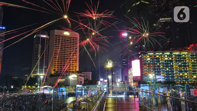 Kemeriahan Pesta Kembang Api Warnai Langit Jakarta di Malam Pergantian Tahun