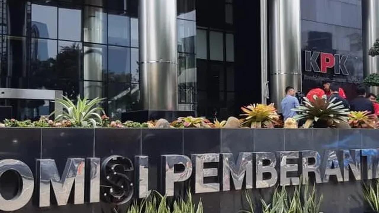 Masyarakat terbelah saat KPK meminta maaf usai mengaku khilaf karena menetapkan anggota TNI sebagai tersangka dugaan kasus suap Basarnas. Sebanyak 50,9 persen masyarakat setuju KPK minta maaf, sedangkan 45,4 persennya tidak setuju.