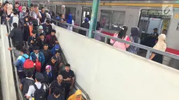 Sejumlah penumpang menuruni tangga usai menaiki KRL Commuter Line di Jakarta, Sabtu (27/1). PT Kereta Commuter Indonesia, operator KRL Commuter Line menargetkan mengangkut 320,03 juta penumpang atau naik 9,5 persen. (Liputan6.com/Immanuel Antonius)