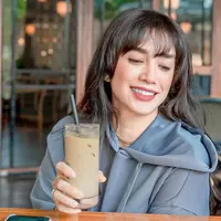 Ussy Sulistiawaty awet muda dengan model rambul berponi (Instagram/ussypratama)