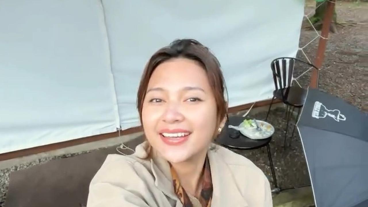Potret Indah Permatasari dan Arie Kriting Healing di Hutan, Netizen Kepo Lokasinya