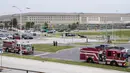 Kendaraan darurat terlihat di luar area Metro Pentagon, Pentagon, Washington, Amerika Serikat, Selasa (3/8/2021). Pentagon memberlakukan lockdown untuk mengamankan situasi menyusul insiden penembakan di Pentagon Transit Center. (AP Photo/Andrew Harnik)