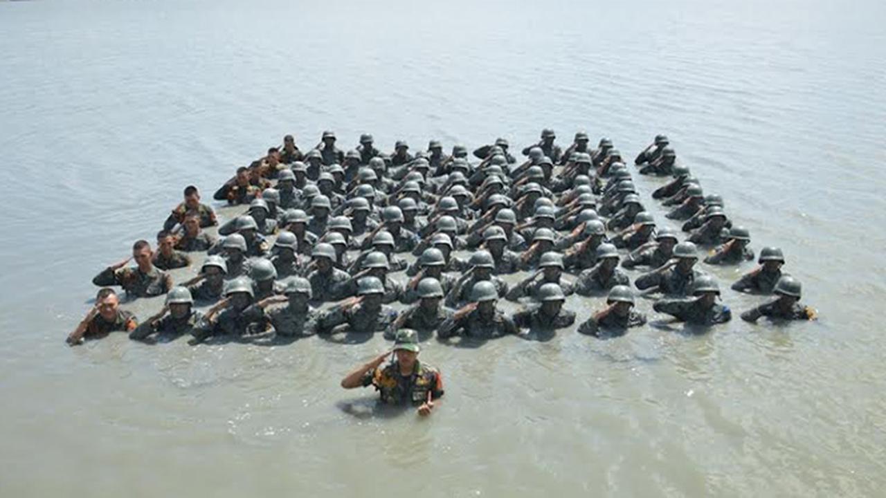 Serunya 100 Taruna AAL Mandi Lumpur Massal 