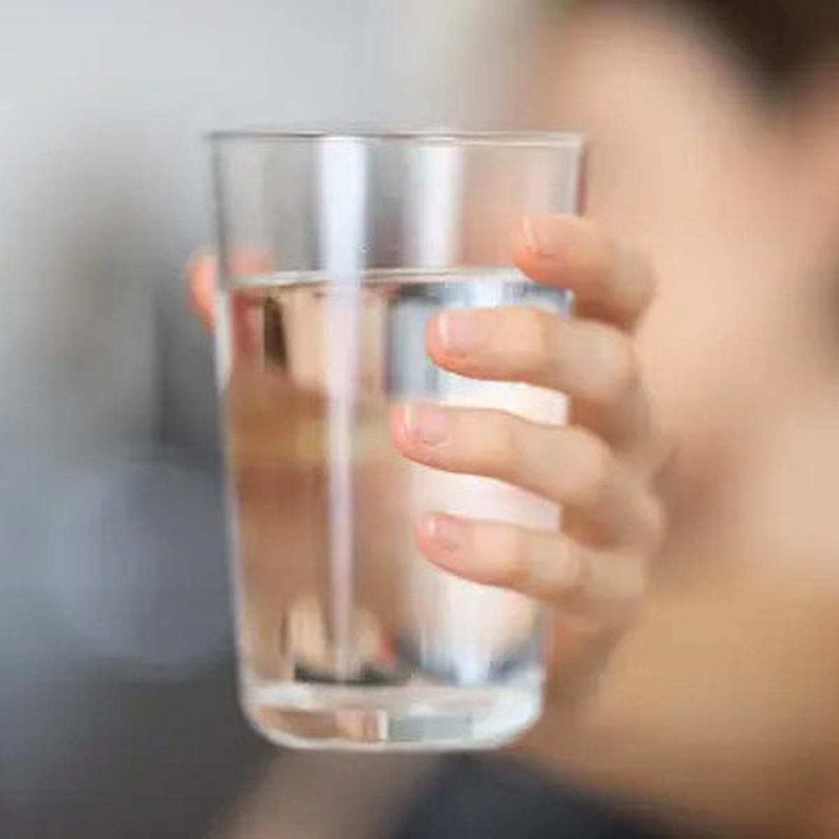Minum Air Hangat di Pagi Hari Bisa Bantu Turunkan Kolesterol? Temukan Fakta dan Manfaatnya untuk Kesehatan Kamu!