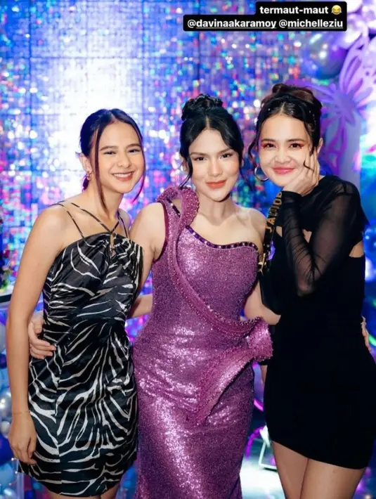 Lawan main Davina di film Ipar Adalah Maut, Michelle Ziu juga hadir mengenakan sheer sleeve mini dress warna hitam. [@micchelleziu].