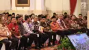 Sejumlah kepala daerah se-Indonesia menyimak arahan dari Presiden Jokowi di Istana, Jakarta, Selasa (24/10). Presiden Jokowi juga menegaskan bahwa kepala daerah tak perlu takut terhadap ancaman OTT selama tidak berbuat salah. (Liputan6.com/Angga Yuniar)
