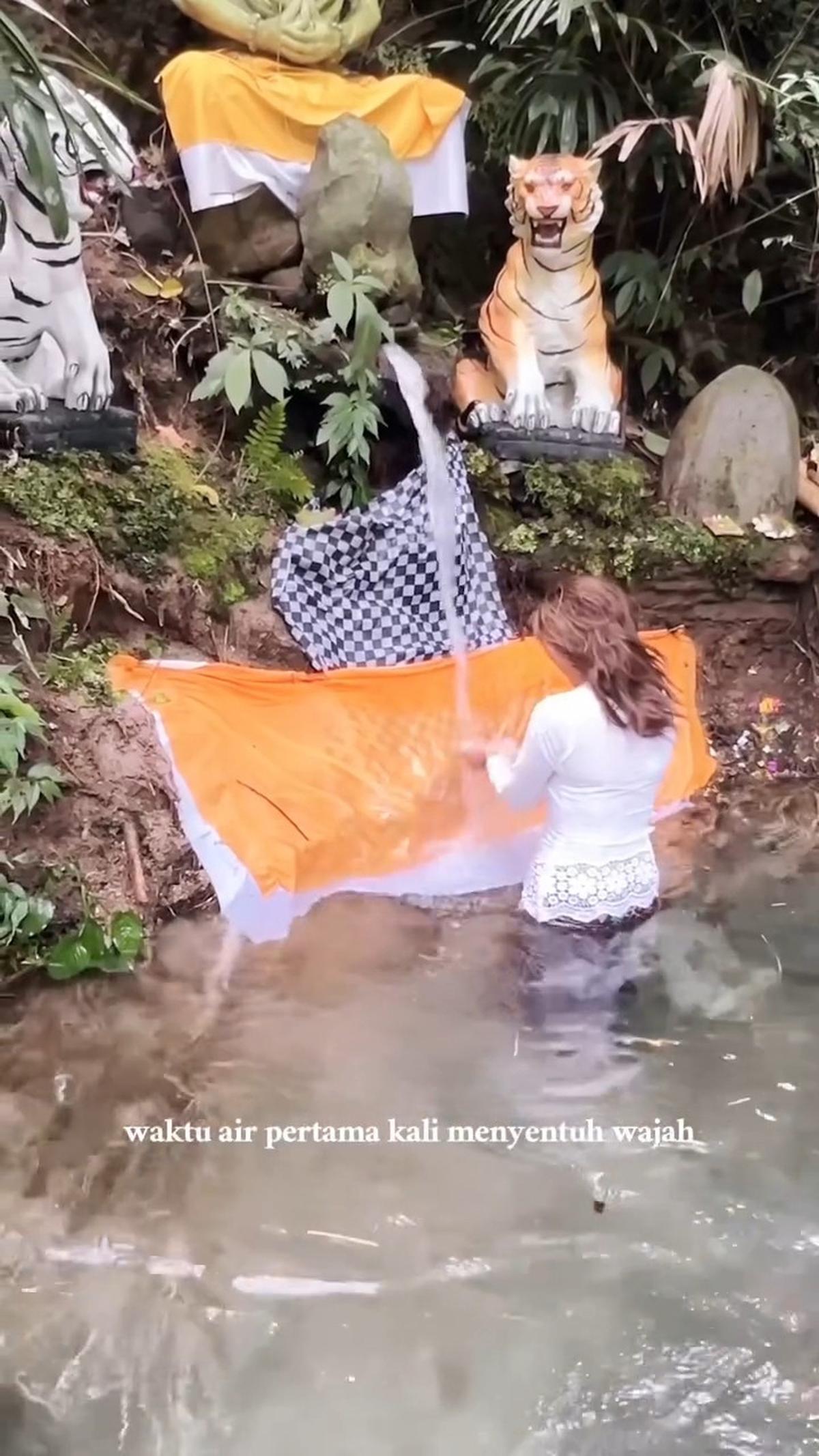 6 Potret Marion Jola Jalani Melukat di Bali Bareng Warga Lokal