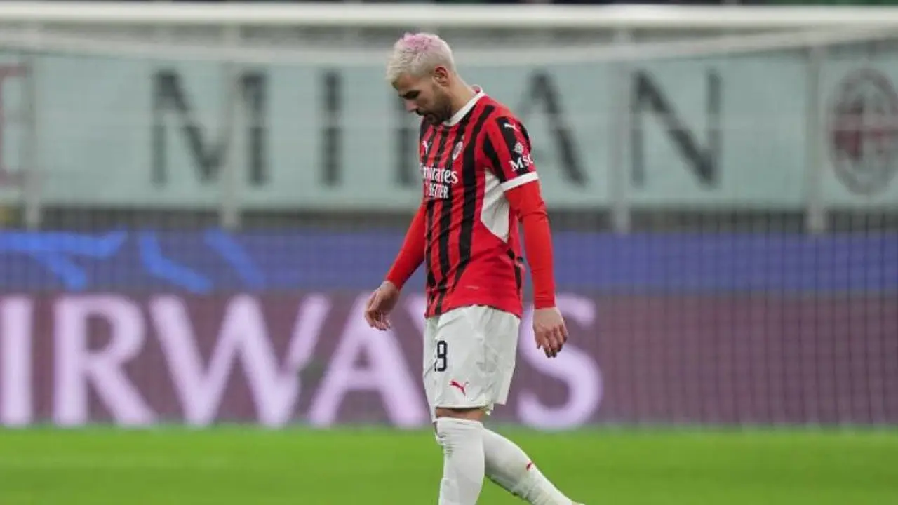 Theo Hernandez meninggalkan lapangan usai menerima kartu merah dalam laga leg kedua playoff Liga Champions antara AC Milan dan Feyenoord, Rabu (18/2/2025). (c) Spada/LaPresse via AP