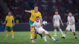 Pemain Timnas Indonesia, Ragnar Oratmangoen, berebut bola dengan pemain Australia,&nbsp;Harry Soutar, pada laga kedua Grup C Kualifikasi Piala Dunia 2026 Zona Asia di Stadion Utama Gelora Bung Karno (SUGBK), Jakarta Pusat, pada Selasa (10/9/2024). (Bola.com/Bagaskara Lazuardi)
