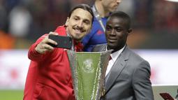 Striker Manchester United, Zlatan Ibrahimovic, berfoto di depan trofi Liga Europa usai timnya mengalahkan Ajax di Stadion Friends Arena, Stockholm, (24/5/2017). Ibrahimovic resmi kembali perkuat Manchester United. (AP/Michael Sohn)