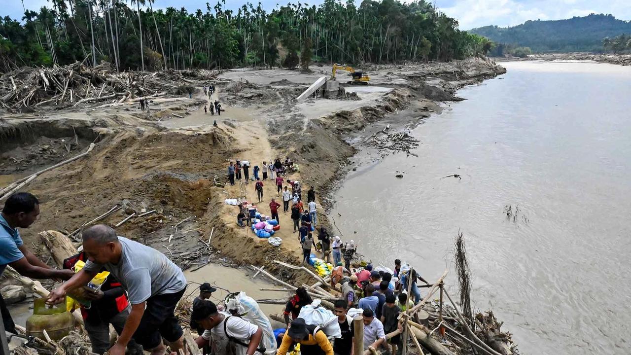 FOTO: Warga Memanjat Puing Kayu Demi Menyeberangi Sungai Peusangan