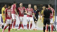 Striker Bali United, Ilija Spasojevic, tersenyum saat melawan Mitra Kukar pada laga Piala Presiden 2019 di Stadion Patriot, Jawa Barat, Minggu (3/3). Bali United menang 3-0 atas Mitra Kukar. (Bola.com/M Iqbal Ichsan)