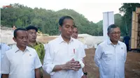 Presiden Joko Widodo (Jokowi) telah meletakan proses batu pertama atau groundbreaking Proyek Strategis Nasional (PSN) Kawasan Industri Pupuk Fakfak di Distrik Arguni, Kabupaten Fakfak, Papua Barat pada Kamis petang (23/11/2023).