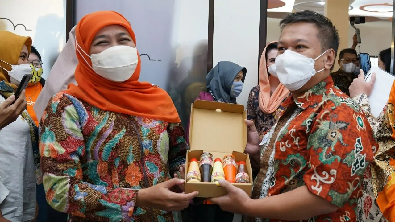 Gubernur Jawa Timur Khofifah Indar Parawansa menerima produk Saus Deepika dari UMKM asal Malang yang baru merintis usaha dan tengah mengembangkan bisnis secara digital (Foto: Istimewa)