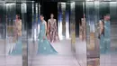 Para model mengenakan busana kreasi Fendi's Spring-Summer 2021 Haute Couture dalam acara Paris Fashion Week di Paris, Prancis, Rabu (27/1/2021). Paris Fashion Week 2021 digelar tanpa penonton karena kekhawatiran akan virus corona COVID-19. (AP Photo/Francois Mori)