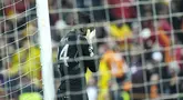Kiper Manchester United, Andre Onana, tampak kecewa setelah ditahan imbang Galatasaray pada laga grup A Liga Champions di Stadion Rams Park, Kamis (30/11/2023). Kedua tim bermain sama kuat 3-3. (AP Photo)