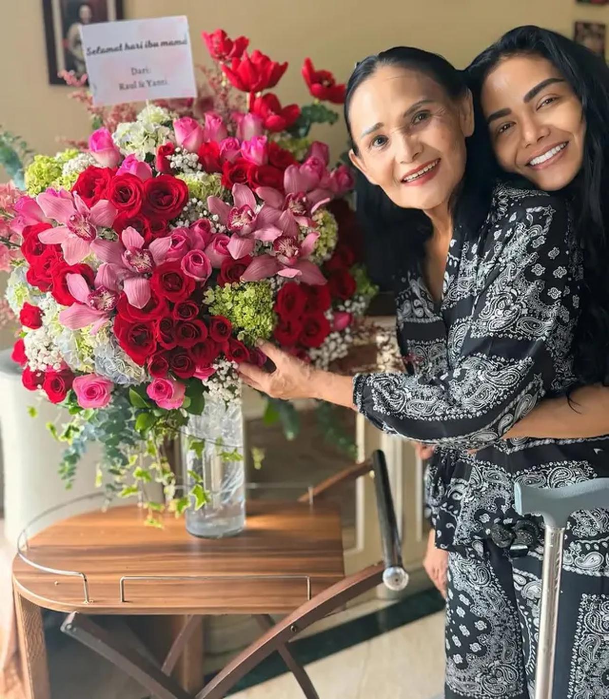 Krisdayanti dan Mama Rachma Widadiningsih (Sumber: Instagram/krisdayantilemos)
