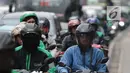 Sepeda motor dan kendaraan lainnya menunggu lampu merah di persimpangan kawasan MH Thamrin, Jakarta, Jumat (20/9). BPTJ Kementerian Perhubungan berencana membatasi volume sepeda motor untuk menekan angka kecelakaan di Ibu Kota.(Liputan6.com/Faizal Fanani)