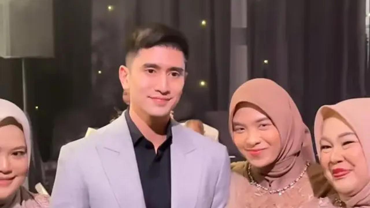 7 Potret Verrell Bramasta ke Nikahan Mantan, Doakan Febby Rastanty dan Suami