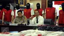 Direktur Reserse Kriminal Khusus Polda Metro Jaya, Kombes Pol Mujiono (kanan) memberikan keterangan pengungkapan penipuan online menggunakan VOIP di Jakarta, Senin (1/2/2016). 9 WNA serta 1 WNI ditahan dalam kasus ini. (Liputan6.com/Helmi Fithriansyah)