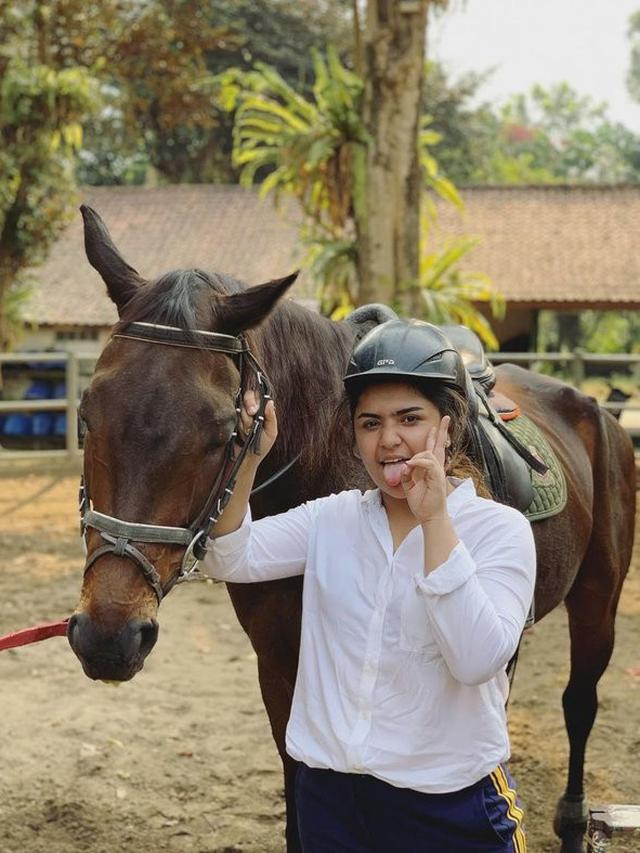 Pesona Syelfa Alhamid, Cucu Elvy Sukaesih yang Baru Saja Lulus S1 Ekonomi. (Sumber: Instagram/syelfaalhamid)