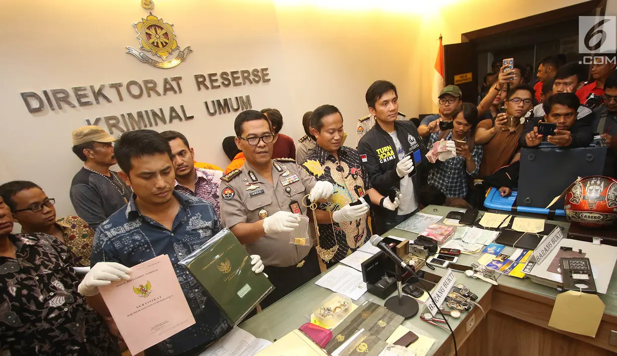 Kabid Humas Polda Metro Jaya Kombes Argo Yuwono bersama anggotanya menunjukan barang beserta tersangka di Polda Metro Jaya, Jakarta, Jumat (15/9). (Liputan6.com/Immanuel Antonius)