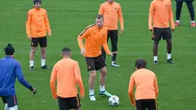 Penyerang AS Roma, Edin Dzeko (tengah) mengontrol bola saat latihan di Trigoria di pinggiran kota Roma, Italia (9/4). Pada leg pertama AS Roma takluk 4-1 atas Barcelona di Camp Nou. (AFP Photo/Andreas Solaro)