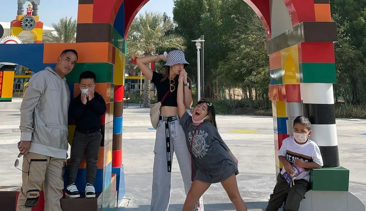 "Dan JUJUR adalah kunci penting,utk bisa mendapat hubungan yang transparant antara ibu dan anak perempuan (i’m talking about pre-teen age ya).*Aku ga ngomongin ttg anak laki2 dulu, karena aku belom banyak belajar dan masih sedikit pengalaman," jelasnya. (Instagram/ramadhaniabakrie)