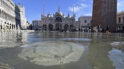 Banjir merendam St. Mark's Square yang di Venesia, Italia, Jumat (5/11/2021). Setelah Venesia mengalami banjir terparah kedua dalam sejarahnya pada November 2019, kota itu dibanjiri empat kali pasang luar biasa dalam waktu enam minggu. (AP Photo/Luigi Costantini)