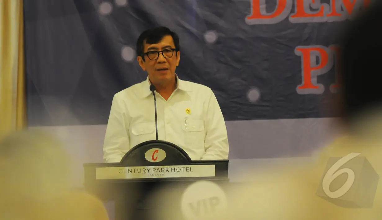 Menteri Hukum dan Ham RI Yasona Laoly mengikuti acara seminar hukum bertajuk "Demokratisasi dalam Penegakan Hukum" di Jakarta, Senin (23/3/2015). (Liputan6.com/Herman Zakharia)