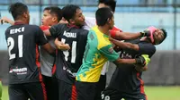 Kiper Persewangi, Nanda Pradana, mencekik pemain PSBK saat kedua tim bertanding di Stadion Kanjuruhan, Malang, Selasa (10/10/2017). (Bola.com/Iwan Setiawan)