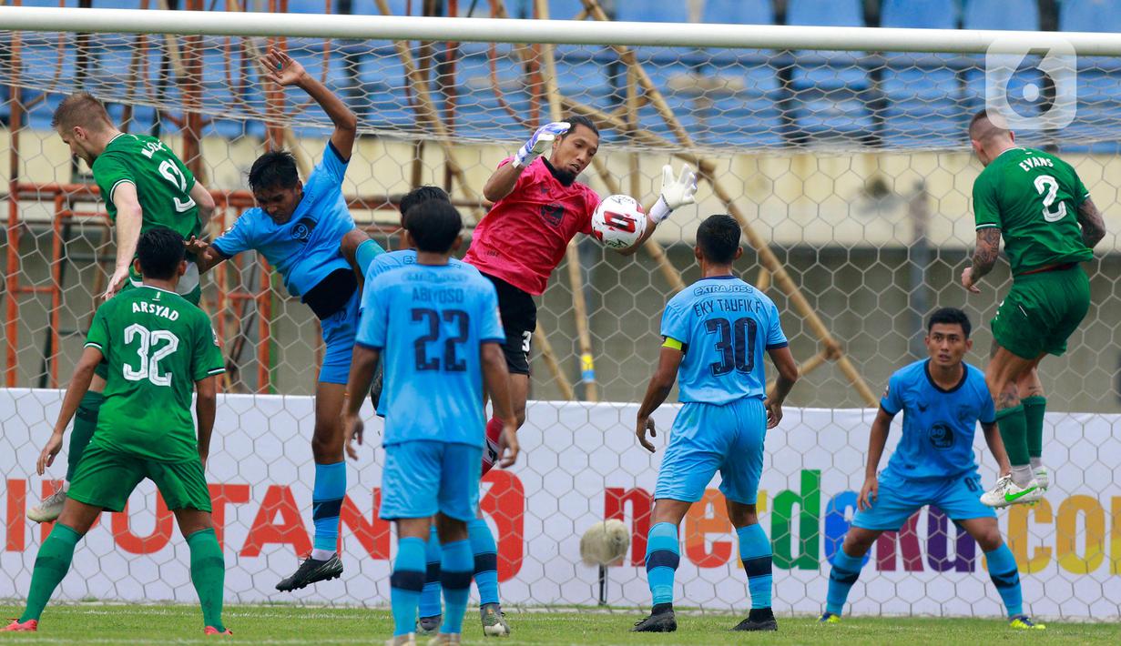 Kiper Persela Lamongan, Dwi Kuswanto, berusaha menangkap bola saat melawan PSS Sleman pada laga Piala Menpora 2021 di Stadion Si Jalak Harupat, Bandung, Minggu (28/3/2021). (Bola.com/M Iqbal Ichsan)