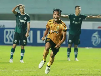 Muhammad Hargianto menjadi pahlawan kemenangan Bhayangkara FC atas tuan rumah Persikabo 1973 dalam laga pekan ke-6 BRI Liga 1 yang berlangsung di Stadion Pakansari, Bogor, Selasa (23/8/2022) malam WIB. Gol Hargianto pada masa injury time babak kedua memastikan kemenanagn 1-0 tim tamu, sekaligus meruntuhkan benteng tangguh Laskar Padjajaran, kiper Mochammad Diky Indriyana yang bermain heroik sepanjang laga. (Bola.com/M Iqbal Ichsan)