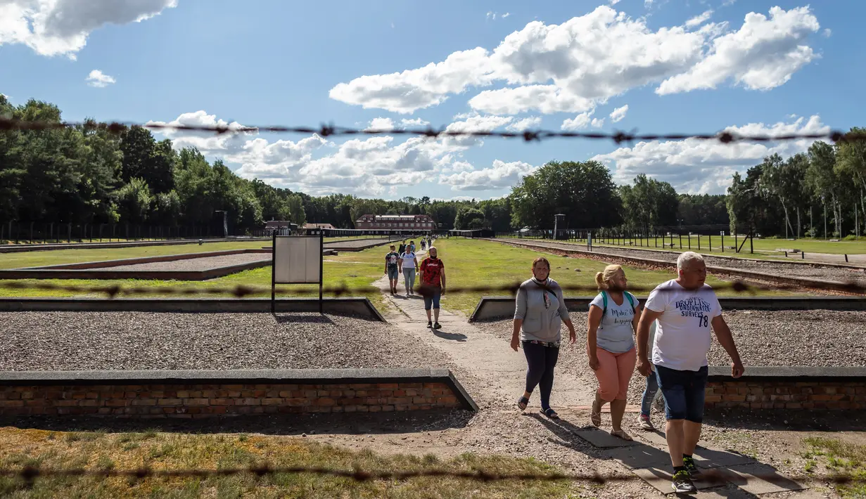 Orang-orang mengunjungi museum di bekas Kamp Kematian Nazi Stutthof, di Sztutowo, Polandia (21/7/2020). Bara pembakaran mayat di hutan di sekitar kamp konsentrasi Stutthof Nazi Jerman masih menghantui Marek Dunin yang berusia 93 tahun. (AFP Photo/Wojtek Radwanski)