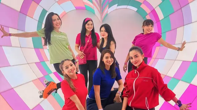 Ririn Ekawati saat Main Sepatu Roda pakai jaket merah. [@titi_kamall]