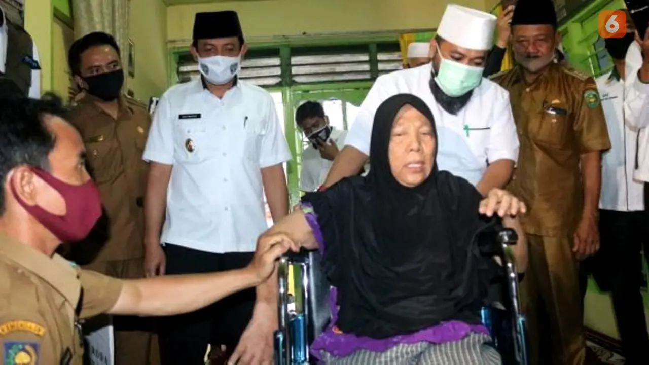 Kebahagiaan Warga Disabilitas Terima e-KTP Dari Wawali Bengkulu