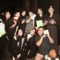 Jelang akhir tahun, Nagita Slavina beserta keluarga dan kerabat terdekatnya adakan dinner bersama. Acara makan malam itu dihadiri Syahnasz Sadiqah, Gya Sadiqah, Caca Tengker, Marlene Hariman, Wanda Hara, hingga Keanu. [@syahnasz]