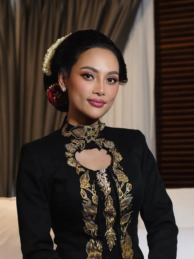 Pesona Ayu Erika Carlina di Tedak Sinten Putranya, Bergaya Perempuan Jawa dengan Sanggul Tekuk