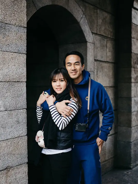 Joe Taslim dan Julia Taslim sering dianggap sebagai couple goals oleh netizen yang sering berkomentar pada Instagram Julia Taslim. Banyak dari netizen sangat takjub bahwa keduanya awet muda padahal telah memiliki 3 anak. (Liputan6.com/IG/julietaslim)