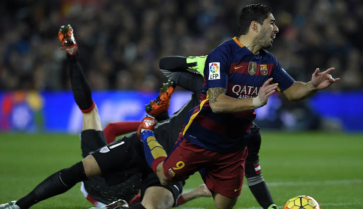 Striker Barcelona, Luis Suarez, terjatuh ditarik kiper Athletic Bilbao, Gorka Iraizoz. Berkat kemenangan itu Barca berhasil kembali ke posisi dua klasemen La Liga. (AFP/Lluis Gene)