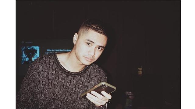 Pria kelahiran Mei 1995 ini sudah tinggal di Australia sejak SMA. Setelah pindah dari Jakarta, ia melanjutkan sekolahnya di The Peninsula School.