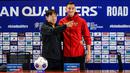 <p>Pelatih Timnas Indonesia, Shin Tae-yong (kiri) menunjuk penerjemahnya Jeong Seok-seo atau Jeje untuk berfoto bersama dengan Jay Idzes saat konferensi pers menjelang laga lanjutan putaran ketiga grup C Kualifikasi Piala Dunia 2026 melawan Jepang di Stadion Utama Gelora Bung Karno (SUGBK), Senayan, Jakarta, Kamis (14/11/2024). (Bola.com/Bagaskara Lazuardi)</p>