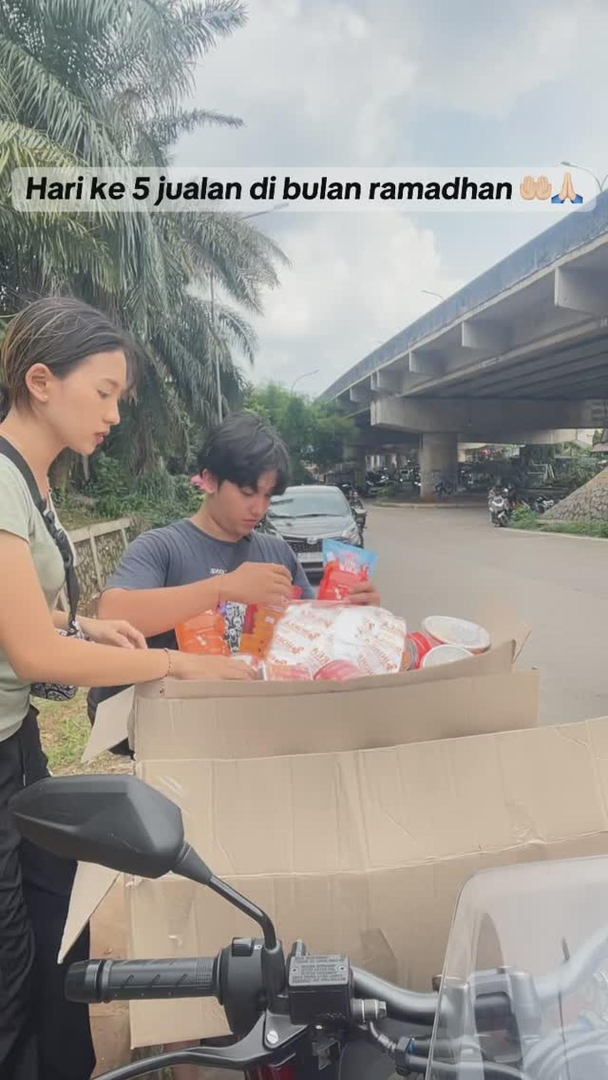 6 Potret Pesinetron Sidik Eduard yang Kini Jualan Makanan di Pinggir Jalan, Diangkut Pakai Motor