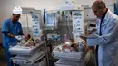 Sebanyak 28 bayi prematur itu tiba di Mesir pada Senin (20/11). (AP Photo/Fatima Shbair)