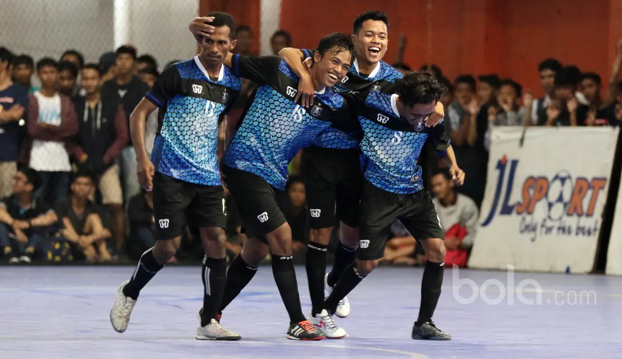 Para pemain BJL 2000 merayakan gol saat melawan Timnas Futsal Indonesia pada laga Uji Coba di Lapangan Futsal Tifosi Sport Center, Jakarta, (14/1/2017). Timnas menang 7-5. (Bola.com/Nicklas Hanoatubun)
