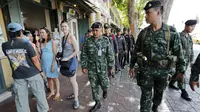 Petugas militer dan polisi berpatroli usai terjadinya ledakan bom di dekat kuil Erawan, Bangkok, Thailand, (18/8/2015). Ledakan bom tersebut menewaskan 22 orang termasuk delapan warga asing. (REUTERS/Chaiwat Subprasom)